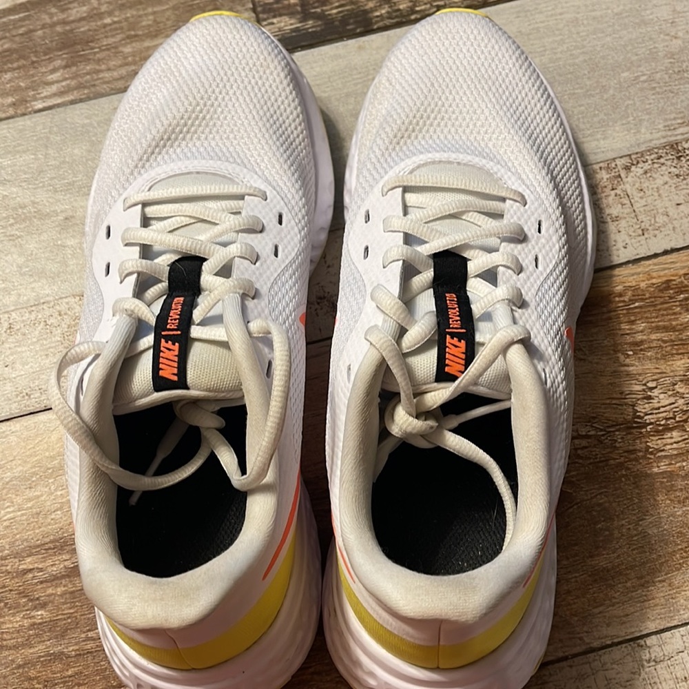 Women’s Nike Revolution tennis shoes - Picture 2 of 6